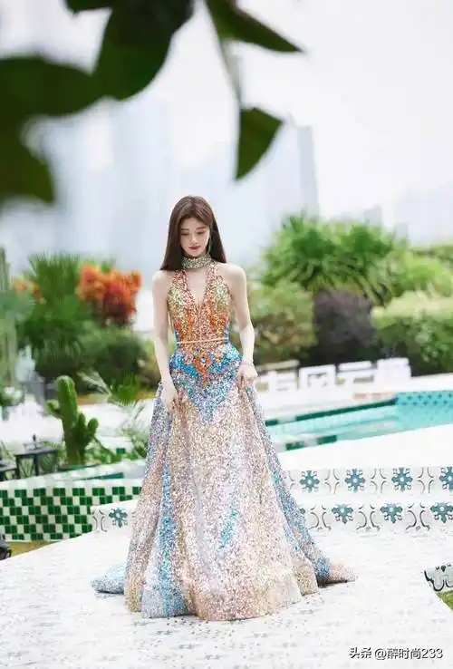 鞠婧祎红毯造型好美,一身金色流彩亮片礼服优雅高贵,女神范十足_设计