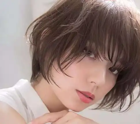 很喜欢短碎发发型,不知现在还流行吗?会不会老气?