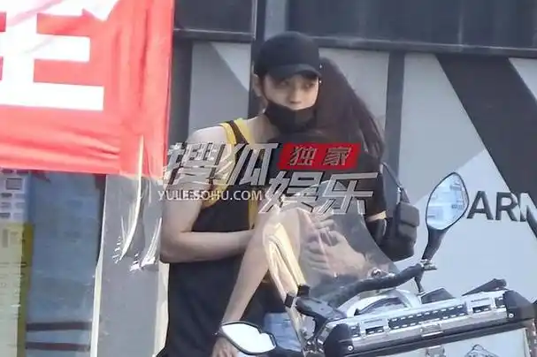 独家:赖冠霖和女友逛街 当街抱抱贴贴好亲昵