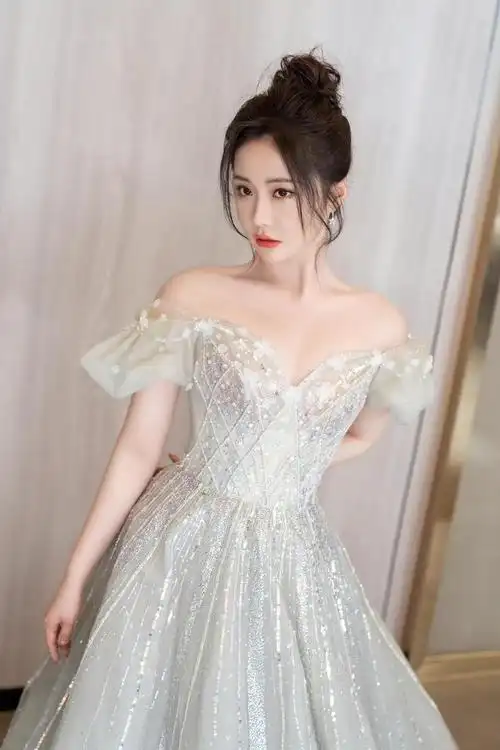 最新红毯来袭周笔畅穿深v不伦不类许佳琪冷艳妩媚王艺瑾纯又欲