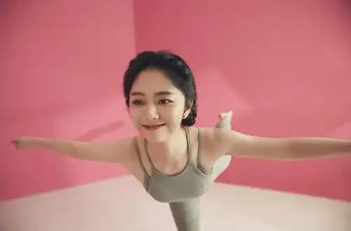 这次谭松韵也不输王子文,大家看见她穿着棕色的健身健美裤,身材曲线