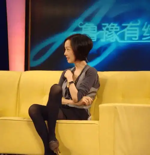 如鲁豫在采访留守儿童时,她想要用孩童的逻辑和语气慢慢引导孩子亲口