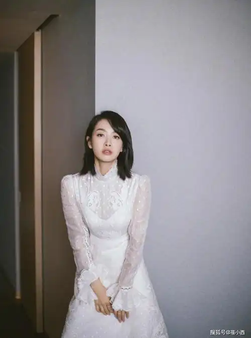 又被宋茜的"尺度"惊艳了!穿小黑裙领口开到腰,气质惊艳又迷人