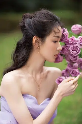 陈都灵中国网络电影节化身"凡尔赛公主" 飘逸长裙演绎别样温柔