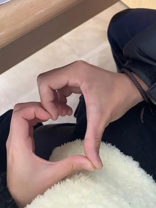 要和男朋友拍很多很多牵手照片