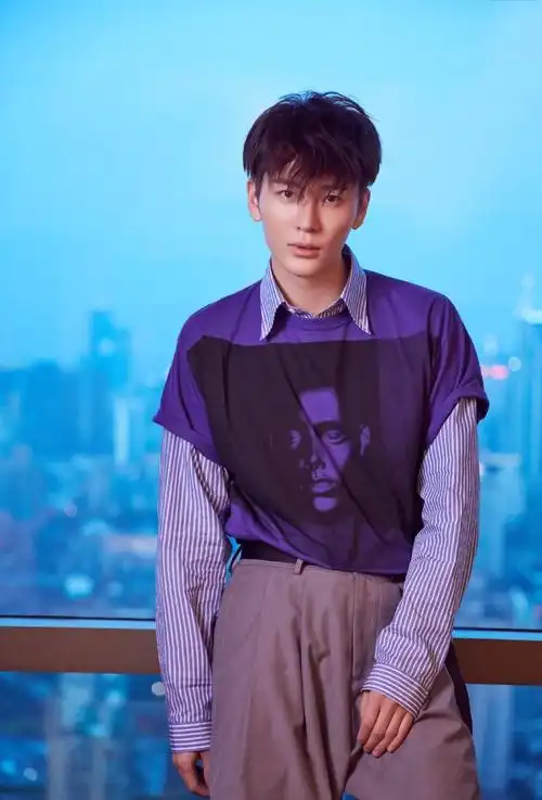 "小李晨"王嘉绿色套装,尽展优雅王子气质,怎么穿都帅