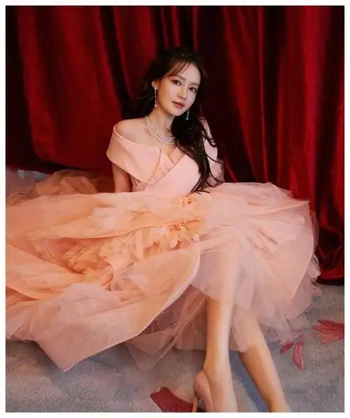 这次真的被李沁美到了,穿粉色公主裙温柔可爱,精致得像洋娃娃