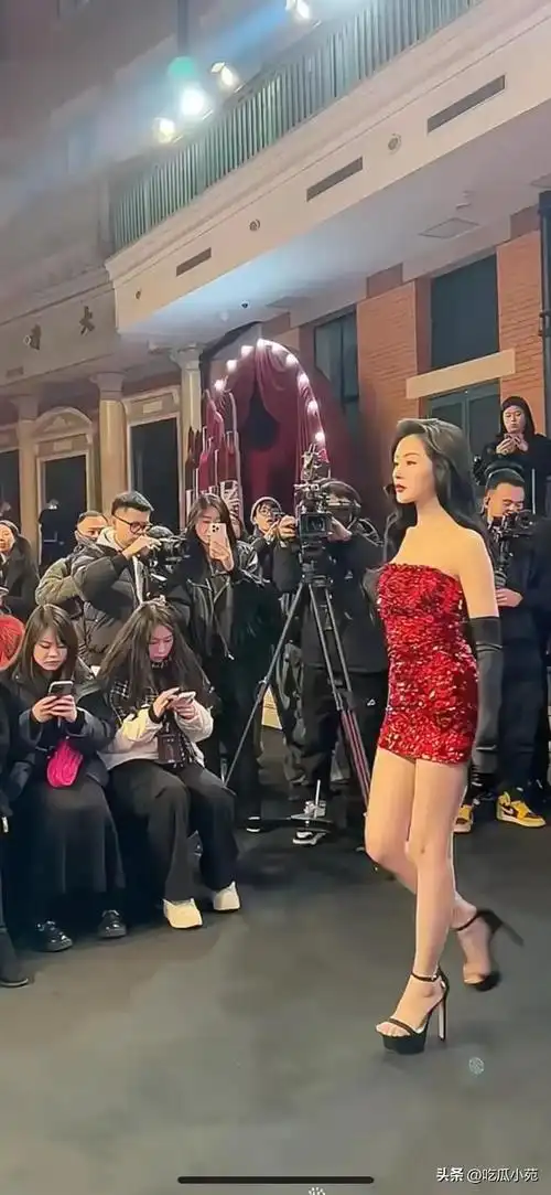 张天爱走秀生图身高略显娇小但气场好强又白又美