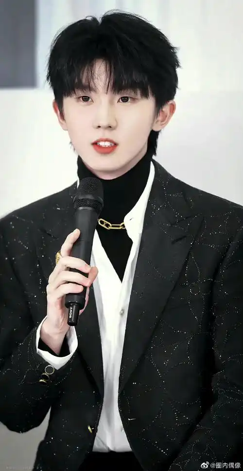 马嘉祺黑色西装随拍