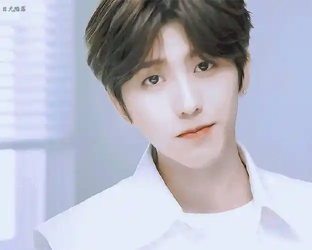 长相干净的初恋脸#蔡徐坤标准初恋脸,干净帅气,笑容治愈这是令多少人