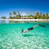 在游泳池的男头像_微信头像图片大全