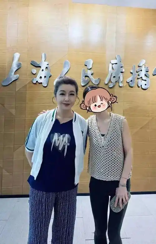 江珊和田小洁韩国逛街被偶遇,一个素颜自信一个满头白发,小女方3岁却