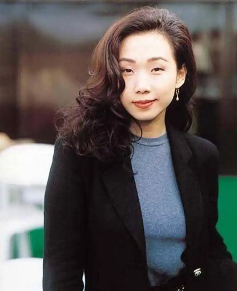 52岁林忆莲发福,膀大腰圆认不出,网友:侧面好像黄绮珊!