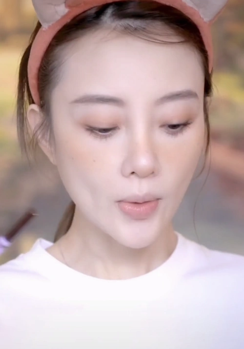 李小璐素颜出镜化小鹿妆脸颊凹陷不似之前灵气