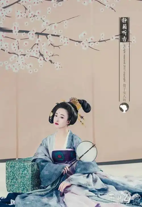 唐代堕马髻,插梳饰,簪钗与步摇曳生辉.