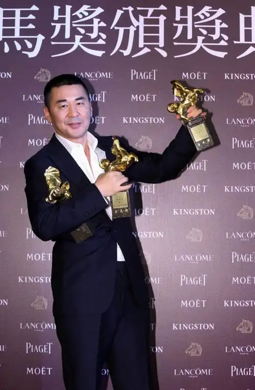 陈建斌佩戴piaget伯爵emperador腕表捧得第51届金马奖影帝奖杯