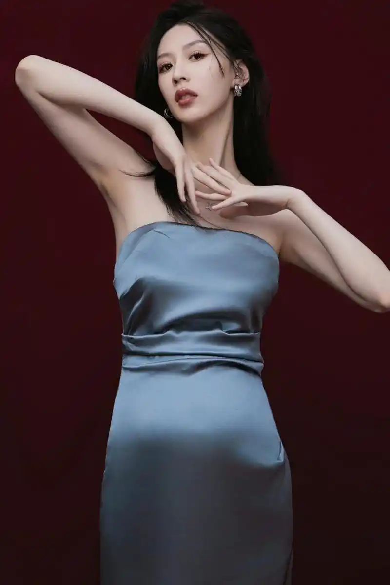 女明星孕妇照气场全开,化身时尚大片封面  姐妹们,快来看看这位孕妈妈