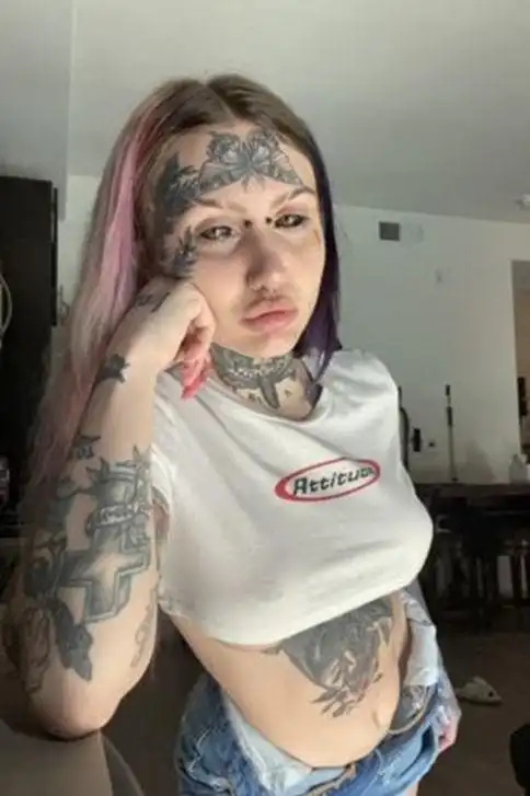 美国女子花巨资全身打孔纹身装钉子被人叫魔鬼仍自信