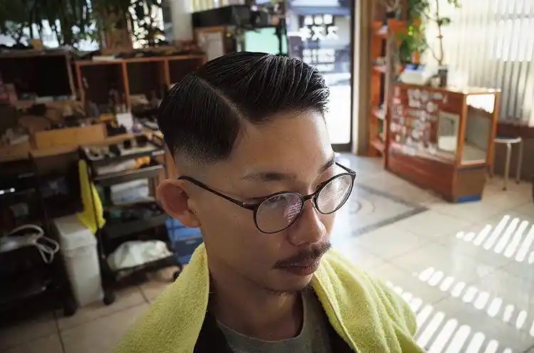 复古文艺范的男生发型,才是现在最潮的发型,迅速提升你的颜值