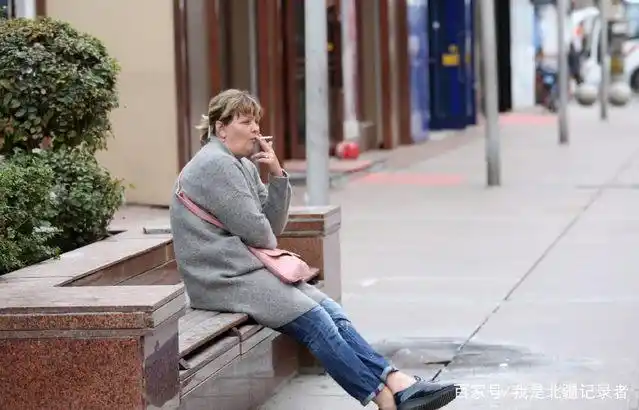 俄罗斯美女抽烟很凶?但当面对中国烟民一行为时,她们选择这样做