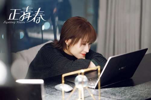 刘敏涛正青春飒美上线干练利落演绎霸气娇大boss