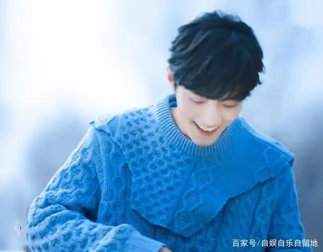 这个广告拍的真的很好,难得看见了日系肖战,蓝色的毛衣非常衬他,清新