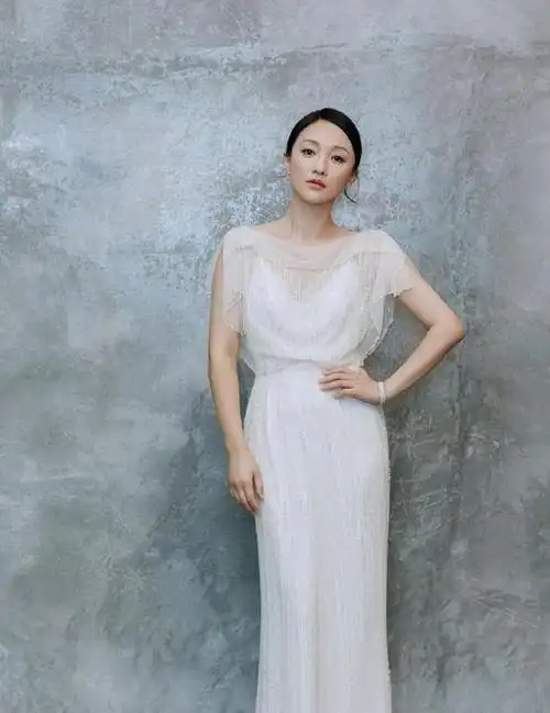 45岁周迅生图状态太好!一袭小白裙清新又高级,身材和脸都像18岁