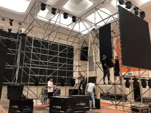 舞台搭建,我们全身心投入,积极面对每个环节中的挑战,针对活动过程中