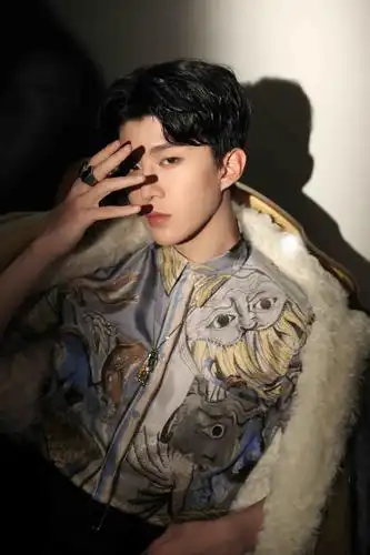 范丞丞应邀亮相纪梵希大秀 印花造型尽显酷盖本色