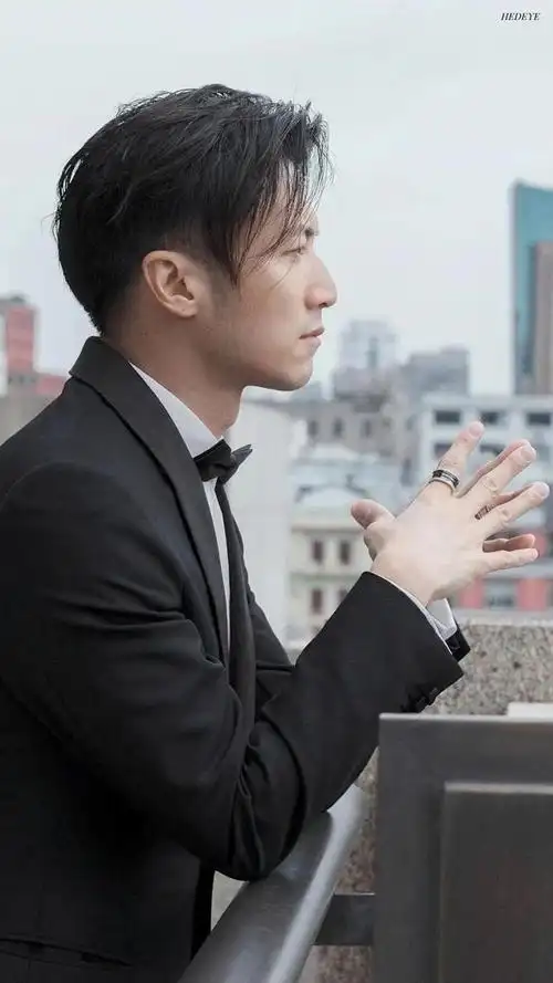 谢霆锋近照:脸上皮肤粗糙毛孔粗大胡茬明显,又没洗头很苍老