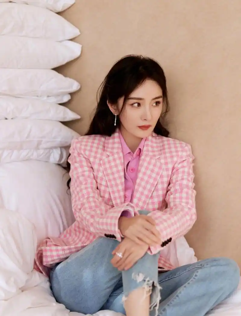 杨幂# 一袭粉色格子西装配牛仔裤,脚蹬白色高跟鞋,雪肤玉貌的容颜