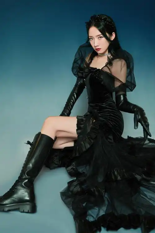 孟美岐超话61#孟美岐新歌mute#黑色网纱泡泡袖连衣裙搭配女王头饰