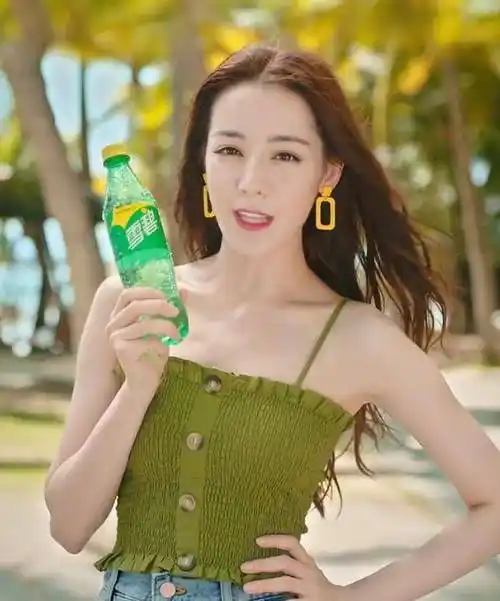 最近,迪丽热巴的一则雪碧广告火了!