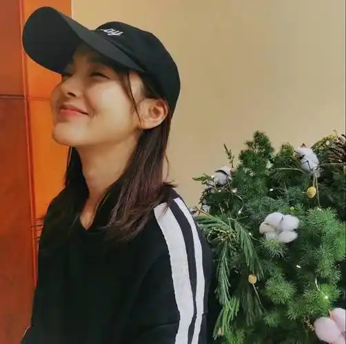 张佳宁帮助继父策划求婚成功一家人拍全家福姐姐和妈妈更像