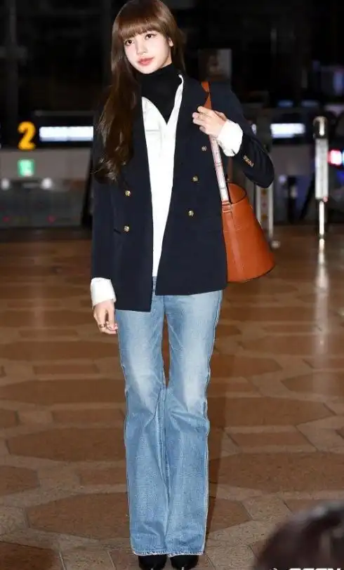 谁能想到lisa这样的完美比例身材,其实lisa并没有170 ,lisa的实际身高