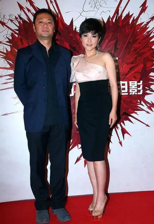 曾获八料影后的颜丙燕穿衣也挺大胆的领子开条缝真撩人