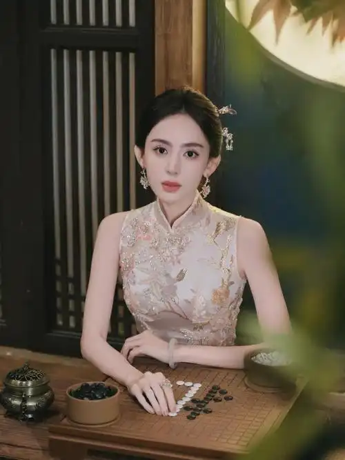 古力娜扎的这套旗袍造型,非常适合我们借鉴,尤其是在重要的场合,比起