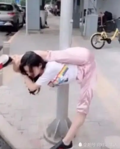 全网一字马小姐姐火了,360度全程不眨眼,网友:玩出了新花样