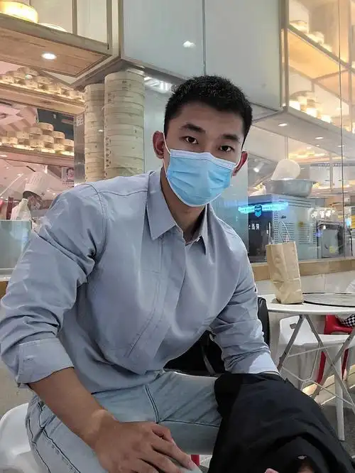 今天是商务男青年