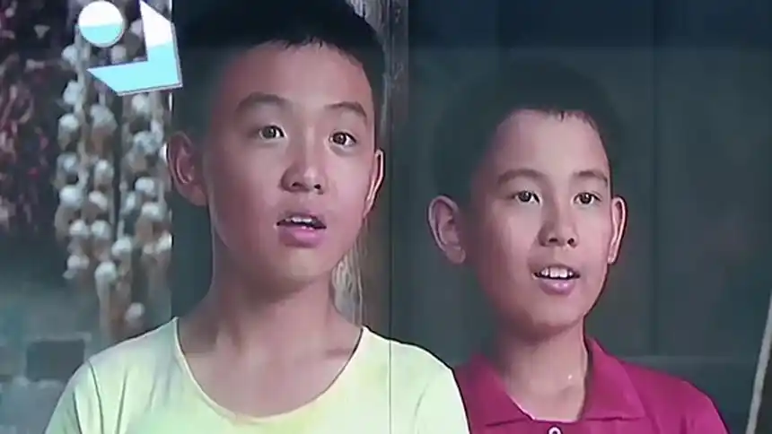 太可爱了吧!郑伟胡先煦童年合照曝光