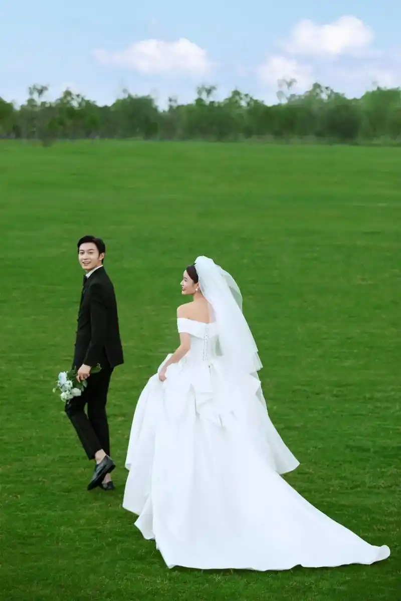 草坪婚纱照#盐城外景婚纱照~清甜预警