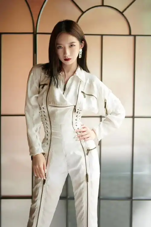 孟美岐从《创造101》的舞台就证明了自己的腰部特别纤细,身材比例也很