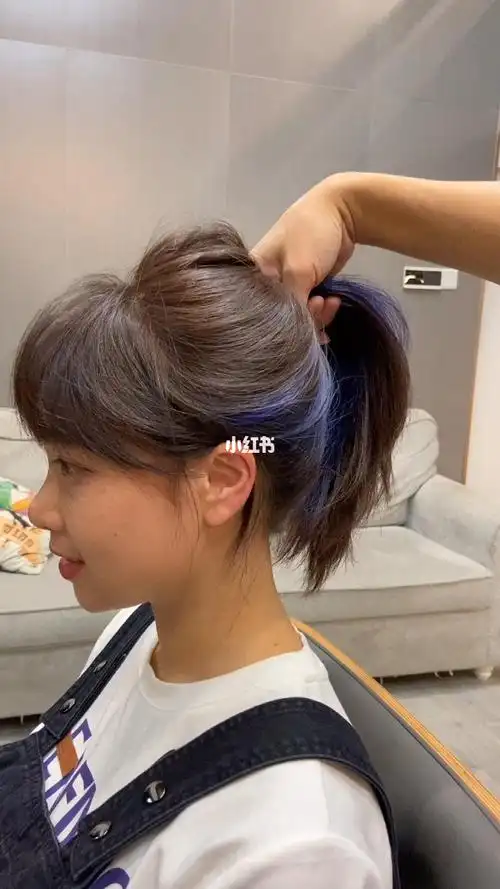 挂耳染"又称"心机染",在国外被称为"隐形染发",意思是隐藏在头发内侧