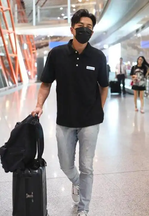 刘恺威有大叔气质了polo衫配牛仔裤和普通中年人一样