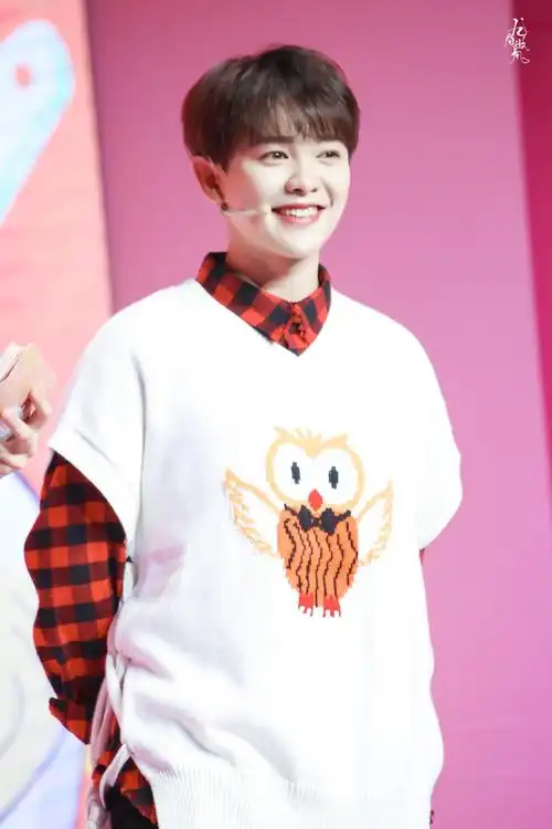 尤长靖出席汤圆粉丝见面会 穿着软萌可爱有朝气