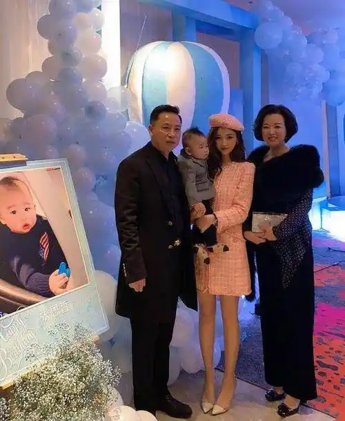 2017年7月28日,张衍和雪梨订婚.