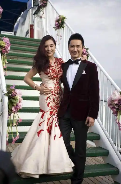 跨行进入娱乐圈,从不拍吻戏,靠何炅做媒嫁人,如今在家相夫教子