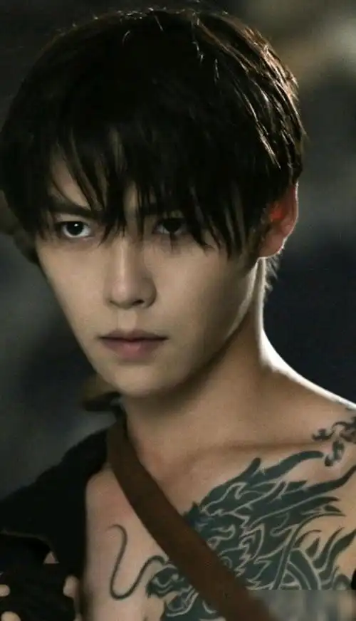 肖宇梁饰张起灵剧照,吴邪在研究张起灵的纹身为什么和塌肩膀的纹身不