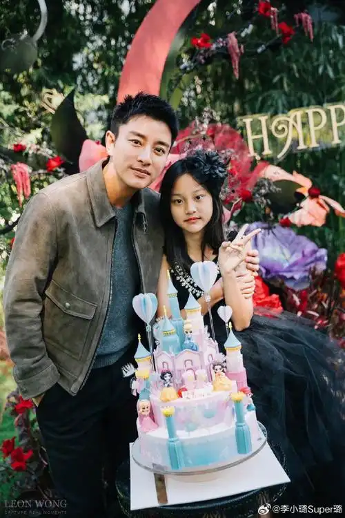 甜馨送奖杯为贾乃亮庆生贴脸合影超幸福越来越像李小璐有气质