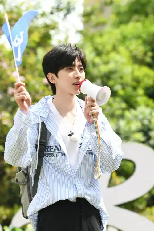 跑男家族新成员蔡徐坤就是浙江温州人,这次的"春游之行"蔡导游义不容